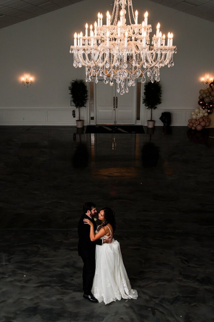 bride and groom last private dance at valley view